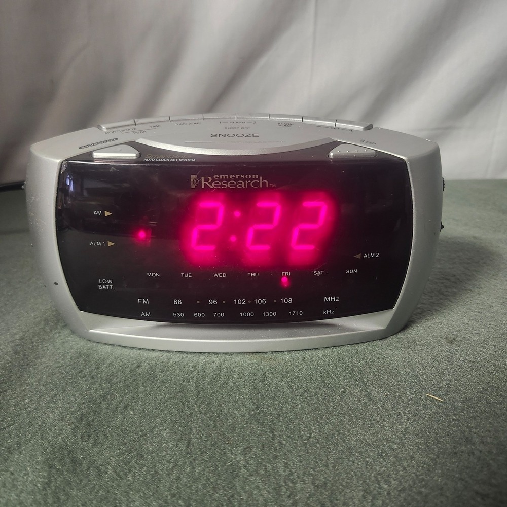 Emerson Research Power Source Smart Set AM/FM  RADIO ALARM CLOCK MODEL # CKS3030